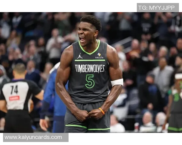 爱德华兹表现出色19投9中砍下31分8篮板5助攻三分球命中率高达50