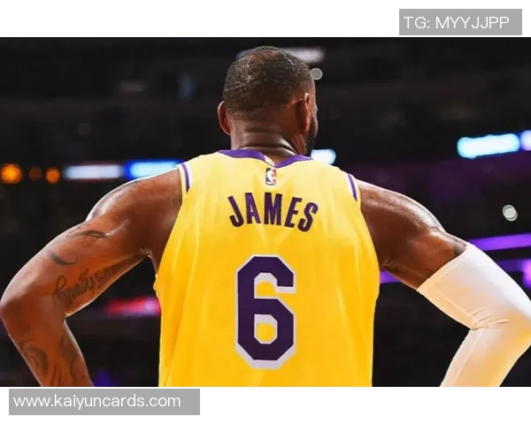 詹姆斯身穿布莱斯大学6号球衣到场观赛令老父亲倍感骄傲与自豪