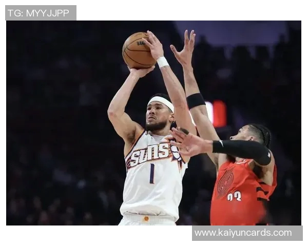 布克高效表现16投10中罚球全中独得31分助球队争胜 布克高效表现16投10中罚球全中独得31分助球队争胜