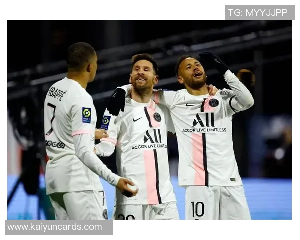 绝平巴黎伊桑与姆巴佩庆祝合影展现兄弟情深与奋斗历程